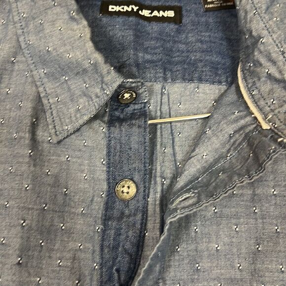 DKNY mens chambray short sleeve short. Size L - Picture 7 of 8